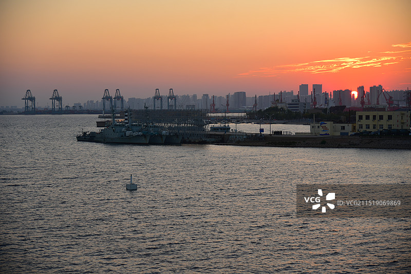 秦皇岛港口的日落晚霞图片素材