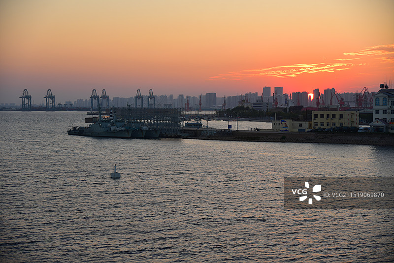 秦皇岛港口的日落晚霞图片素材