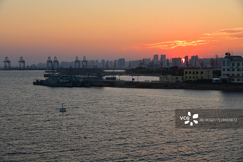 秦皇岛港口的日落晚霞图片素材