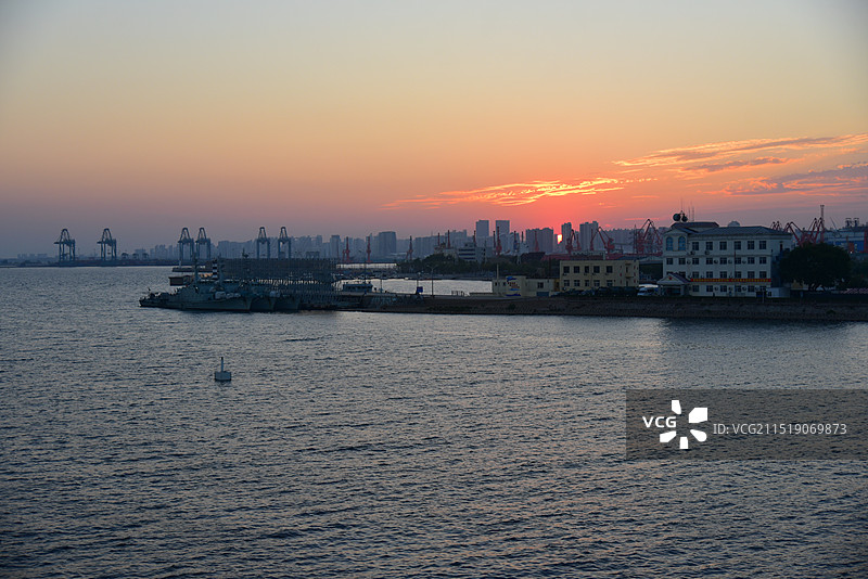 秦皇岛港口的日落晚霞图片素材