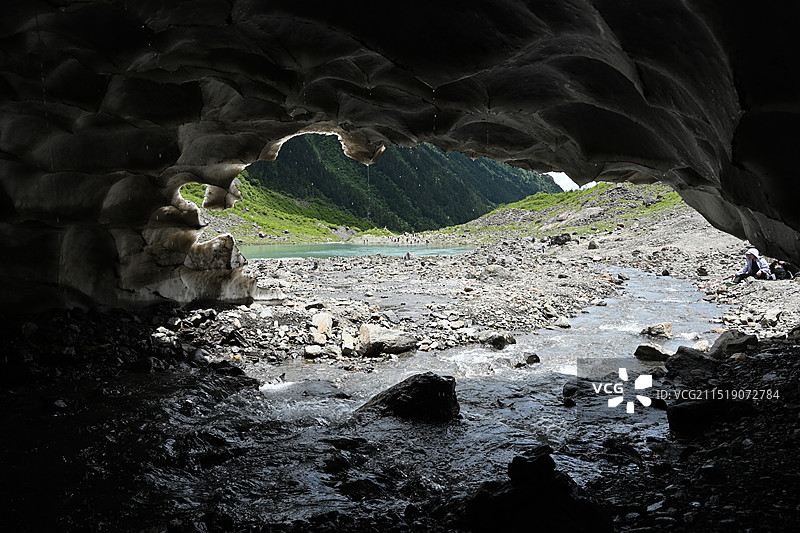 云南省迪庆州德庆县雨崩冰湖线-梅里巴乌八蒙雪山脚下冰川遗留冰洞图片素材