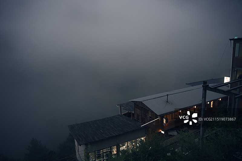 云南省迪庆州德庆县雨崩村-大雾天气下的村庄图片素材