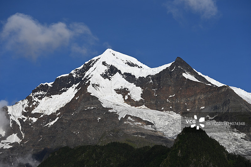 云南省迪庆州德庆县雨崩村-梅里雪山神女峰图片素材