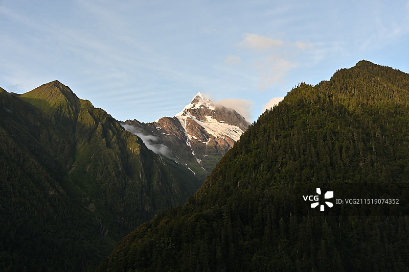 云南省迪庆州德庆县雨崩村-梅里雪山神女峰图片素材