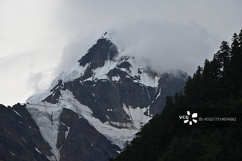 云南省迪庆州德庆县雨崩村-梅里雪山神女峰图片素材