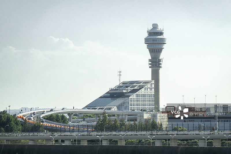 上海浦东机场航站楼塔台看飞机起飞降落图片素材
