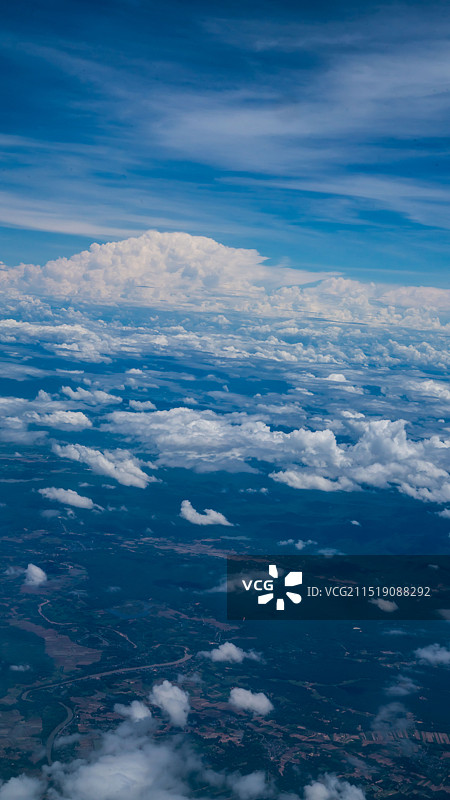 航拍蓝天、云层和大地。图片素材