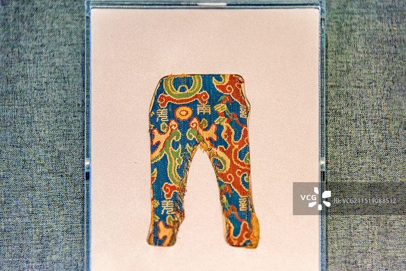 中国新疆乌鲁木齐自治区博物馆馆藏民丰县尼雅遗址出土东汉“讨南羌”锦残片图片素材