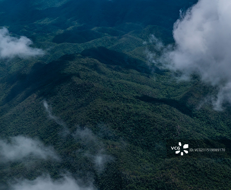 航拍光影和白云点缀的山峦图片素材