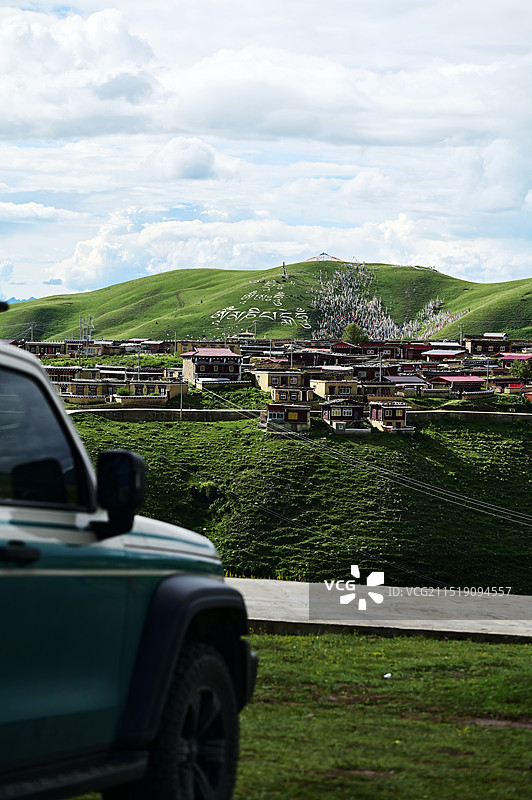 西藏的寺庙和坦克300图片素材