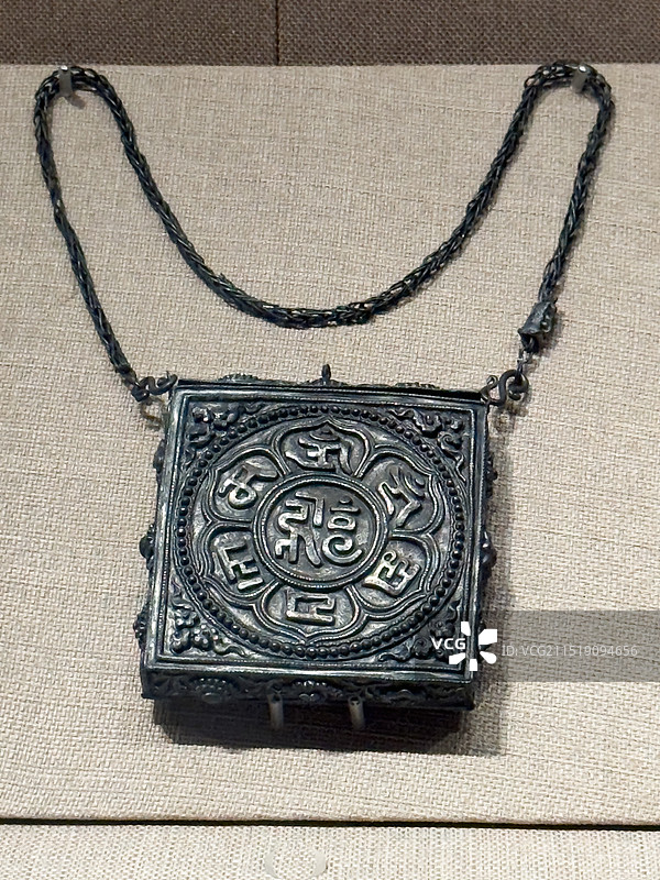 六字真言纹银盒。明（公元1368-1644年）图片素材