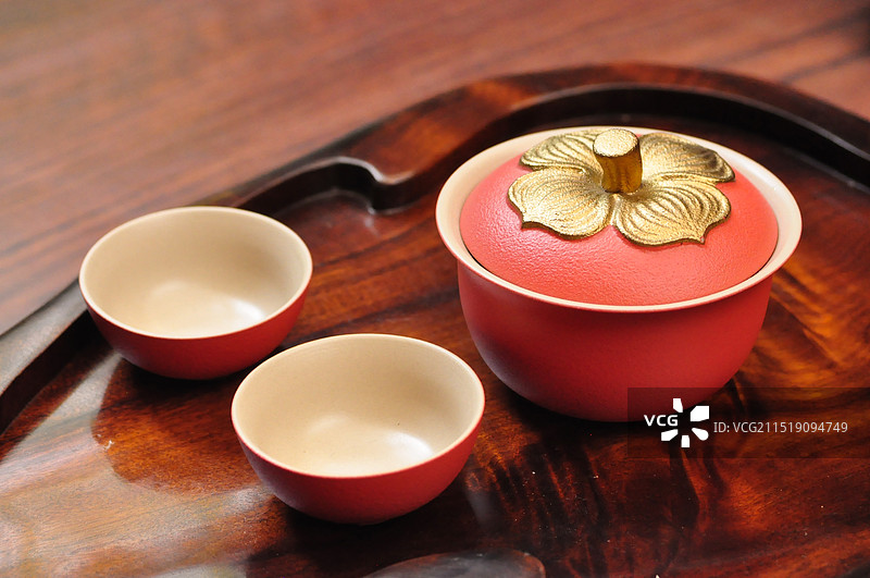 桌面上茶杯高角度视图图片素材