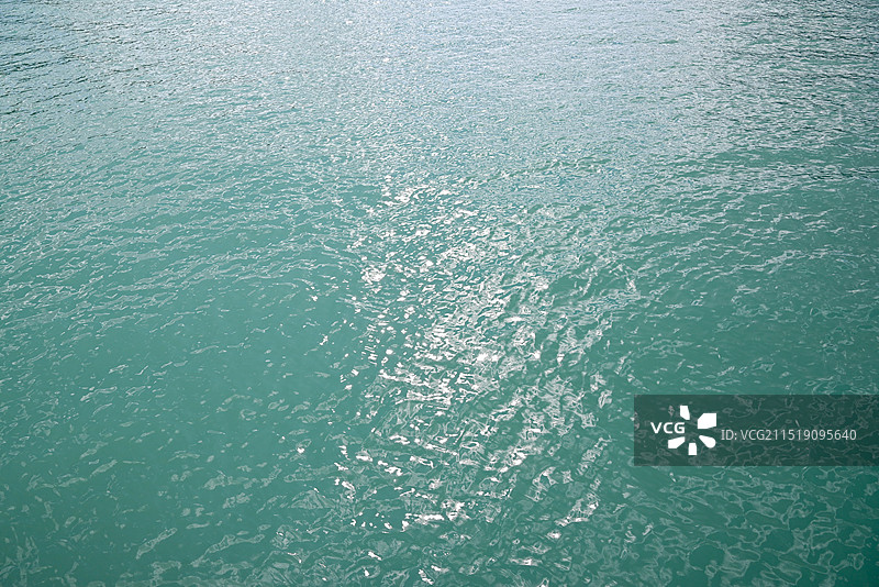 新疆阿勒泰 喀纳斯湖清澈碧绿的湖水图片素材