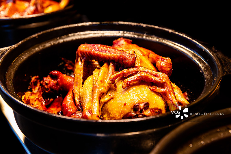 在砂锅里被烹制的一只厦门姜母鸭图片素材