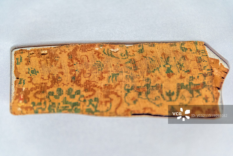 中国新疆乌鲁木齐自治区博物馆馆藏洛浦县山普拉墓地出土汉代对象对凤纹锦图片素材