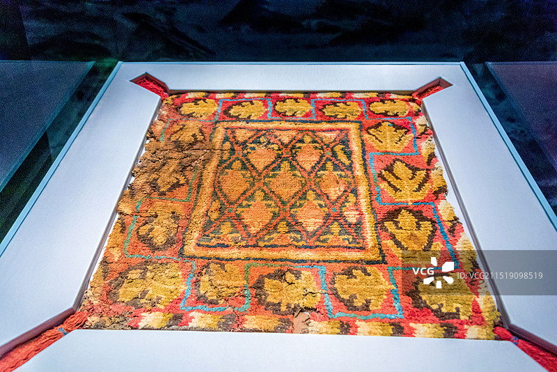 中国新疆乌鲁木齐自治区博物馆馆藏洛浦县山普拉墓地出土汉代树叶纹鞍毯图片素材