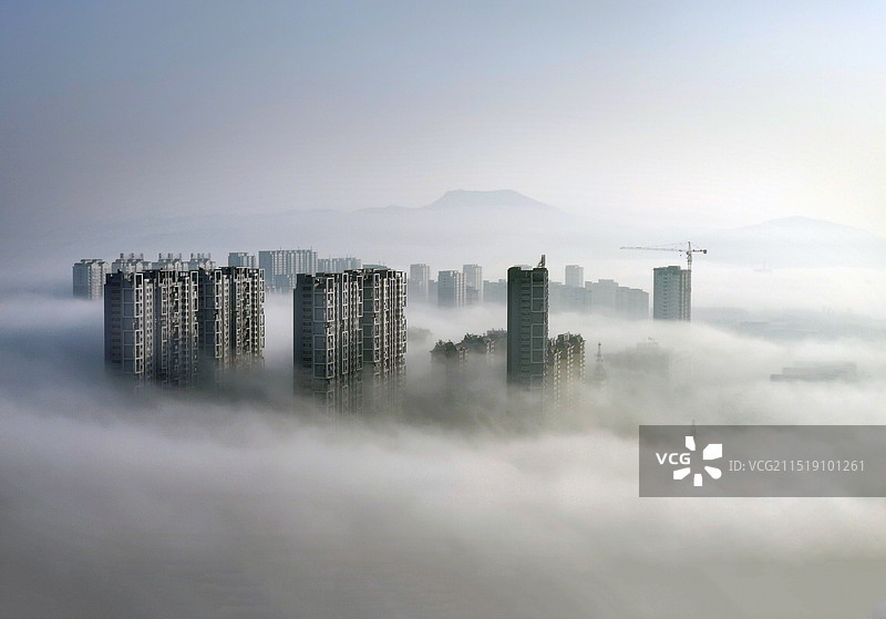 城市在云雾缭绕中图片素材