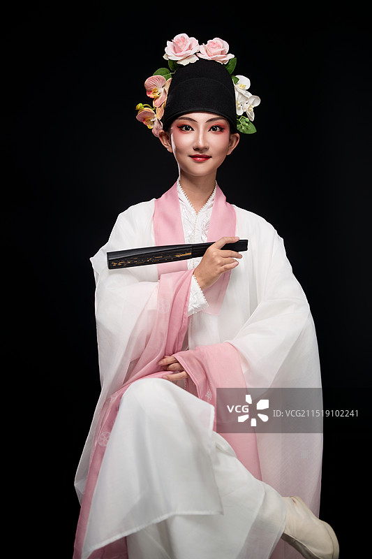 身着粤剧戏曲反串装扮手持折扇的青年女性图片素材