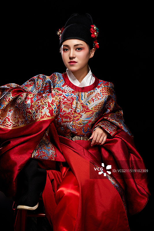 黑色背景下身着明代飞鱼服的青年女性图片素材