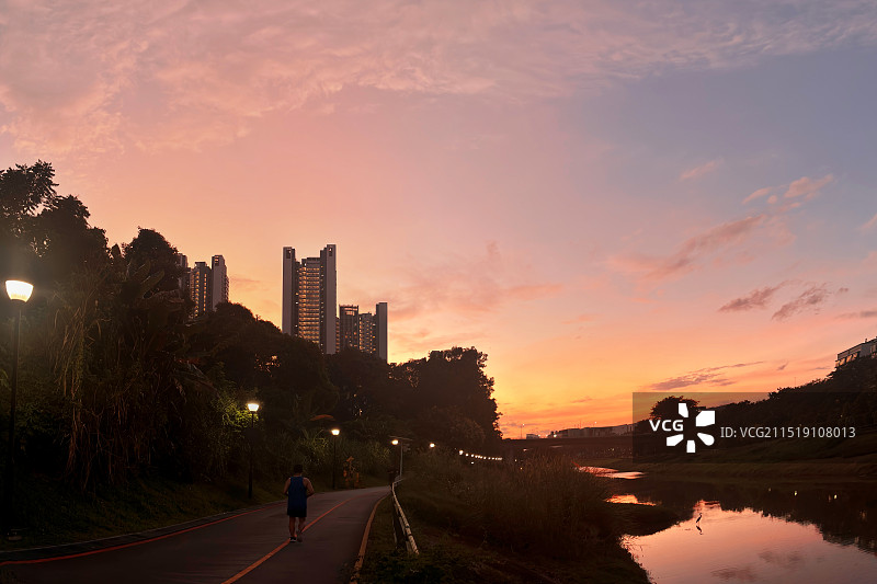 乌鲁班丹公园连道晚霞图片素材