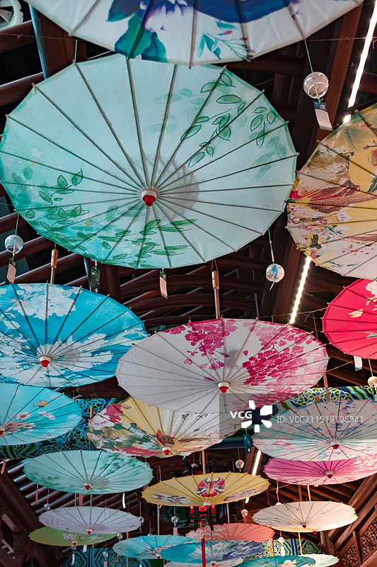 南京大报恩寺南画廊悬挂的伞图片素材