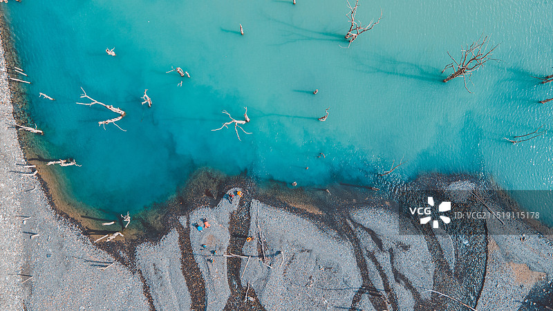 天山下的蓝宝石图片素材
