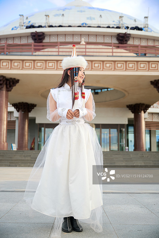 穿着蒙古族达尔罕部落传统服饰的蒙族姑娘图片素材
