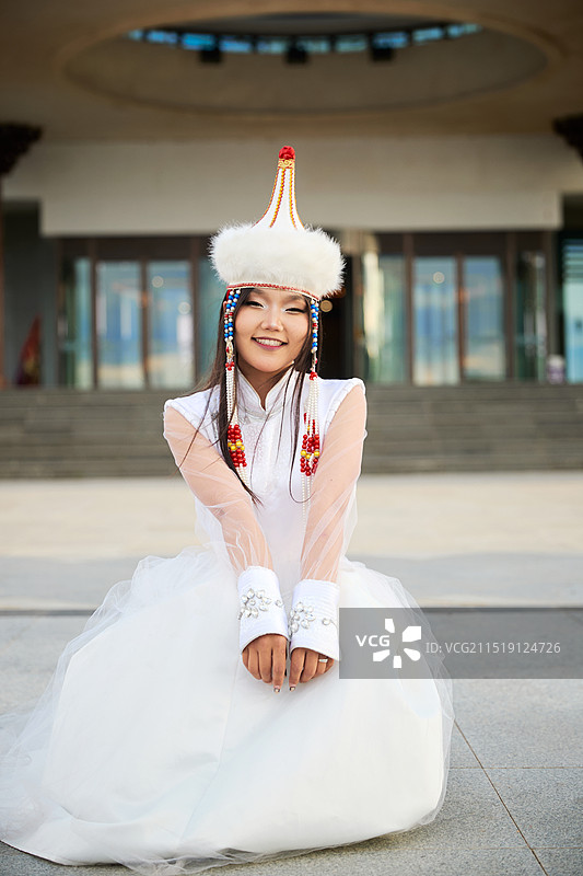 穿着蒙古族达尔罕部落传统服饰的蒙族姑娘图片素材