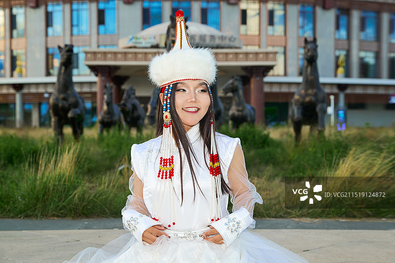 穿着蒙古族达尔罕部落传统服饰的蒙族姑娘图片素材