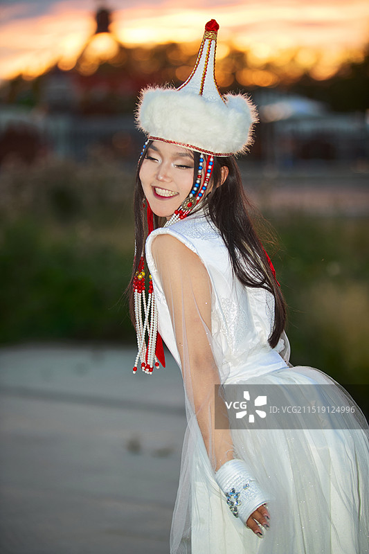 穿着蒙古族达尔罕部落传统服饰的蒙族姑娘图片素材