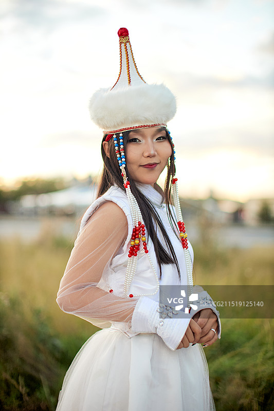 穿着蒙古族达尔罕部落传统服饰的蒙族姑娘图片素材