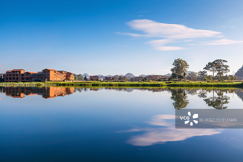 普者黑天鹅湖蓝天倒影景色图片素材