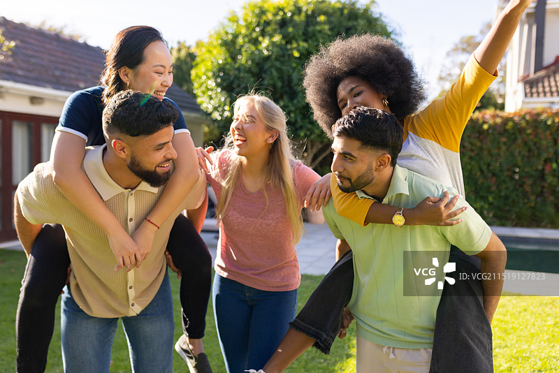 朋友们在后院聚会上开心地玩背背图片素材
