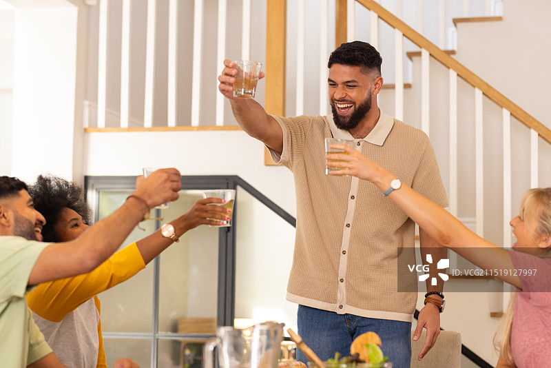朋友们在欢快的聚会上一起举杯庆祝图片素材