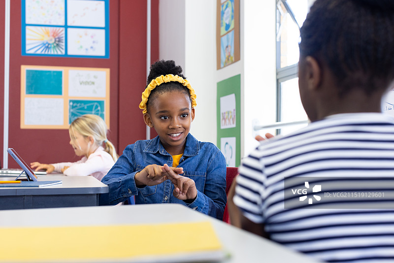 学校里，非裔美国女孩用手语与同学交流图片素材