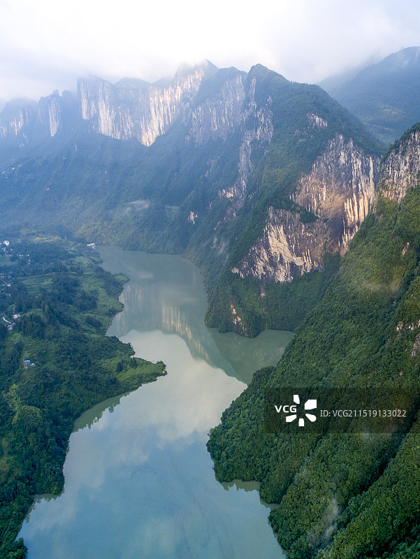 世界地质公园湖北恩施大峡谷云龙河中映照绝壁长廊展示山水画画卷图片素材