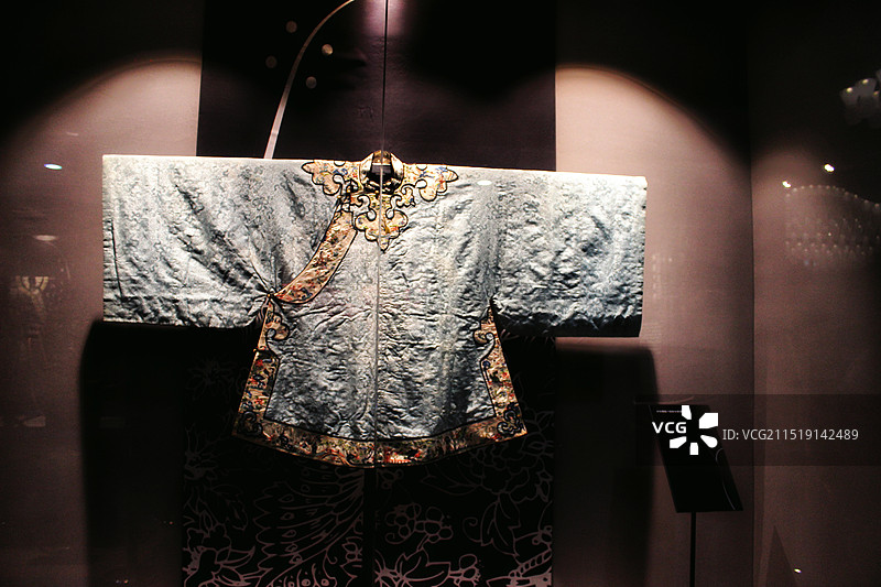 挂在南京云锦博物馆墙上的衣服的特写镜头图片素材