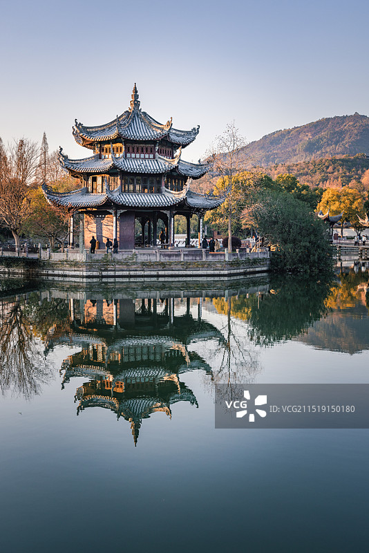 台州临海，东湖公园的风景宜人，建筑尽显古典之美，和山水相映成趣图片素材