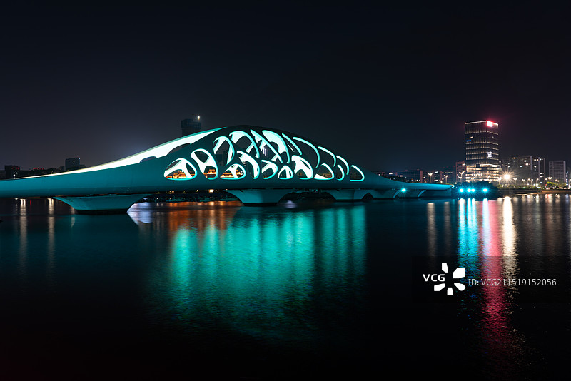 青岛贝壳桥与倒影图片素材