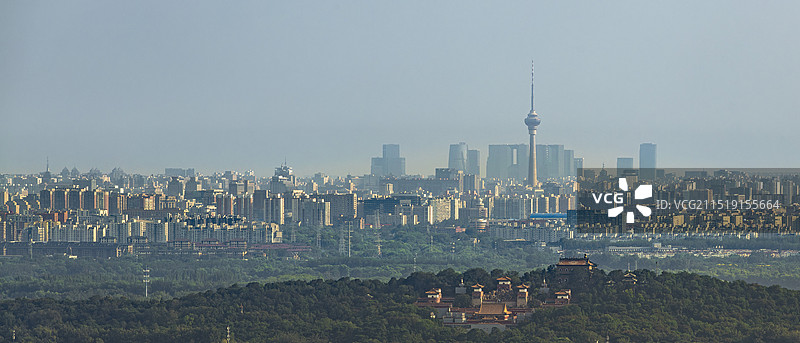 北京彩电塔与颐和园同框图片素材