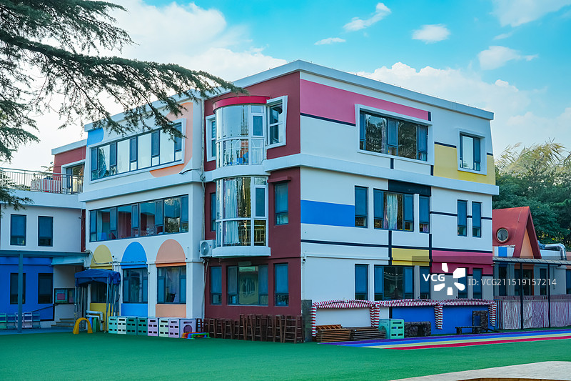 幼儿园 彩色的楼房 沙坑 玩沙子图片素材