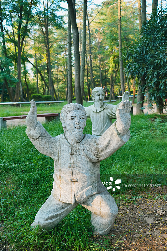 太极拳  山东省青岛市辛家庄北山公园打太极拳的雕塑图片素材