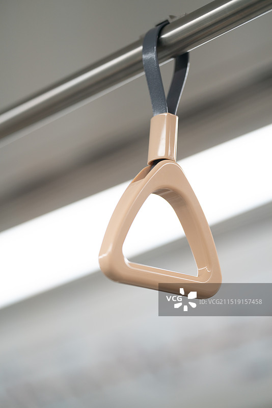 地铁里悬挂的把手图片素材