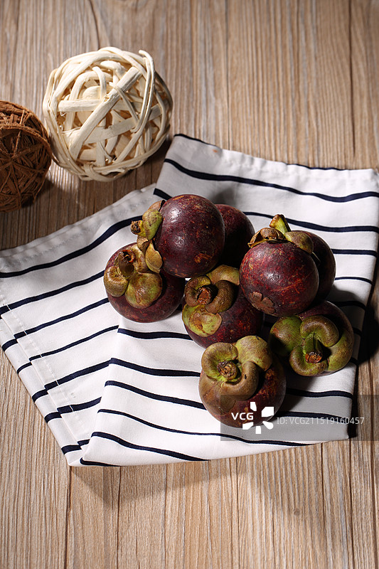 木板上的山竹图片素材