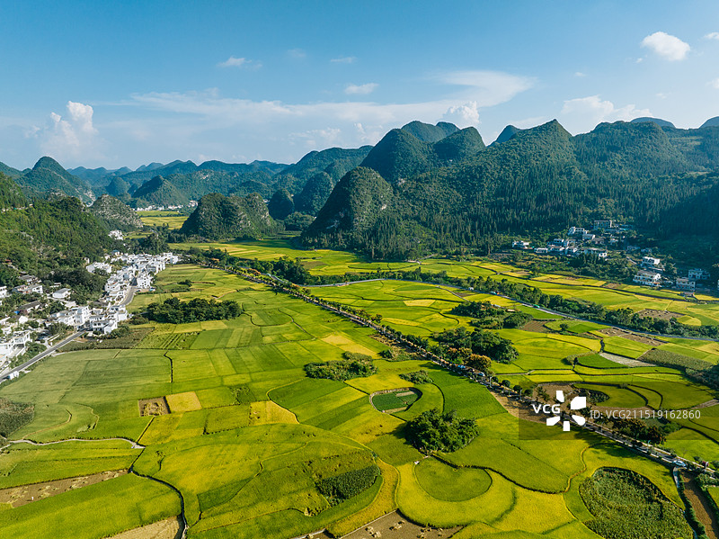 喀斯特地貌下的水稻田图片素材