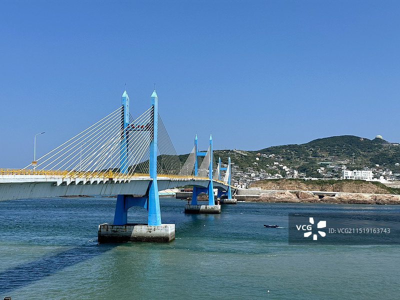 舟山枸杞岛看到的嵊山岛，三礁江大桥，和蔚蓝大海，跨海大桥图片素材