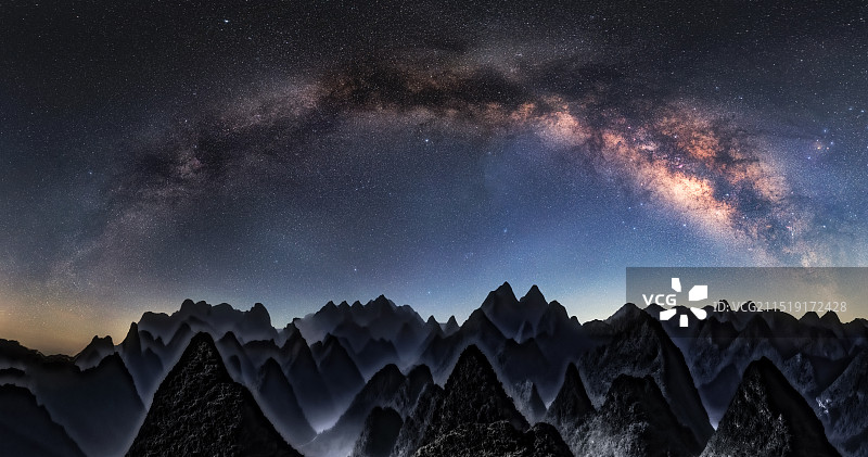 靘雾山星空图片素材