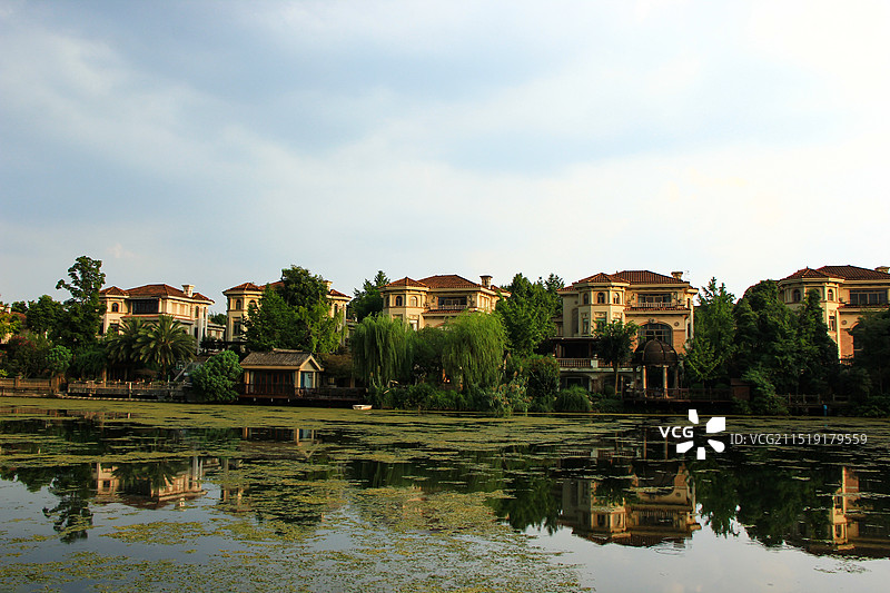 傍晚时分的湖畔别墅群图片素材