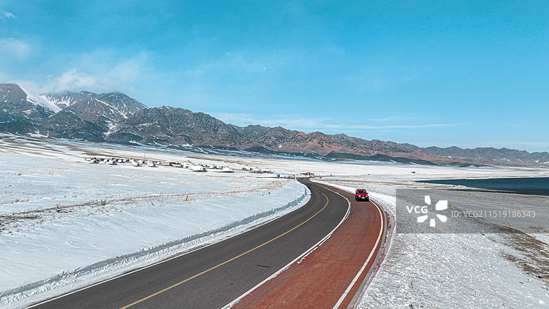 赛里木湖公路弯道雪景图片素材