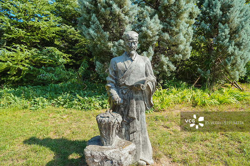 李时珍  青岛国学公园雕塑 本草纲目图片素材